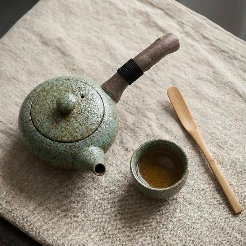 Japonská kanvica kyusu na ľanovej obrúsku